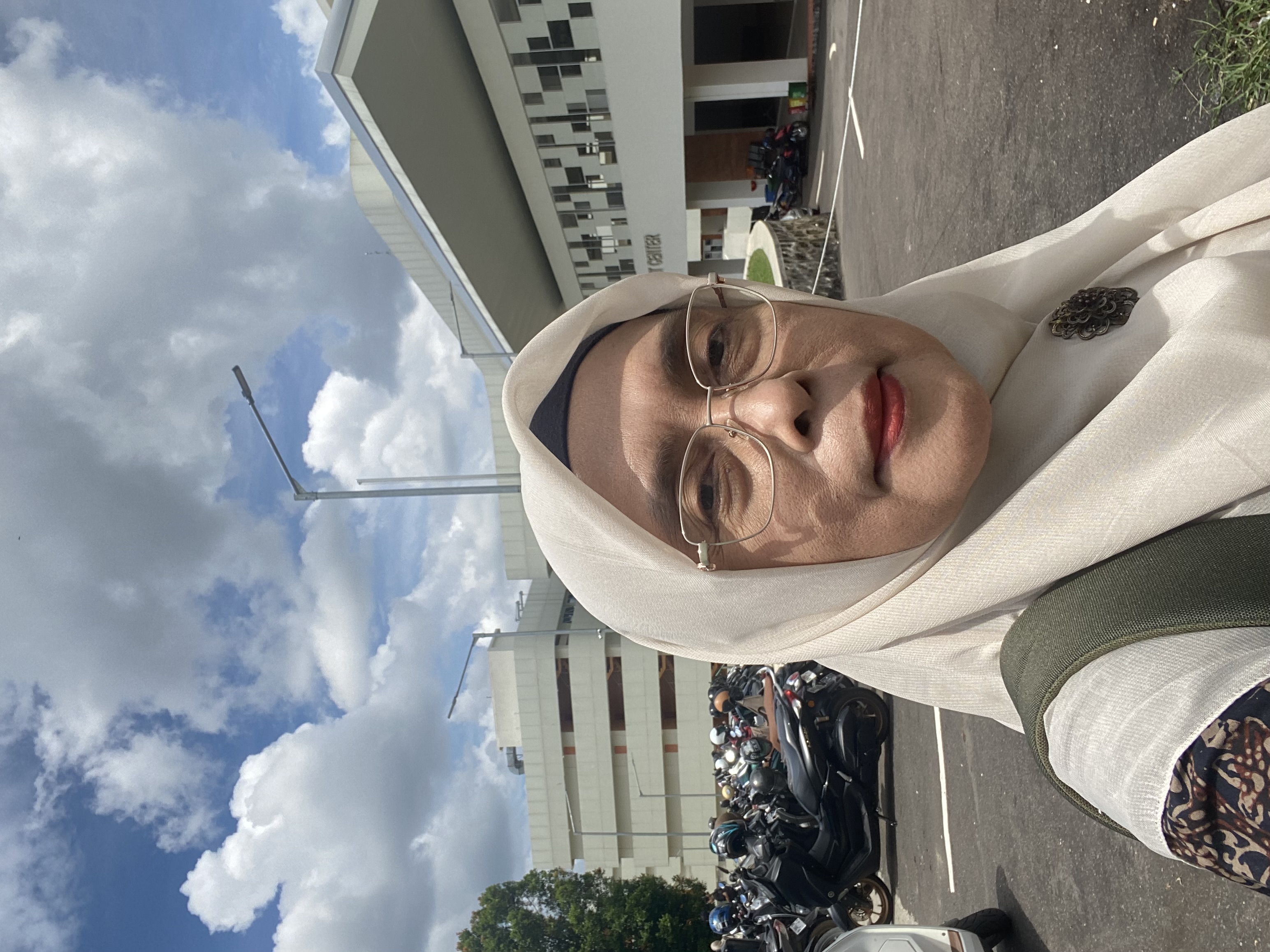 Dr. Dra. Yelia M.Pd.